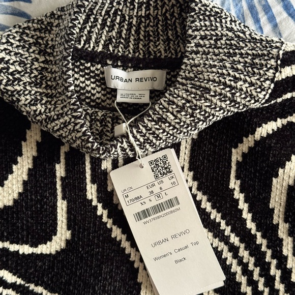 Black and White Abstract Crew Neck Sweater - Picture 5 of 5